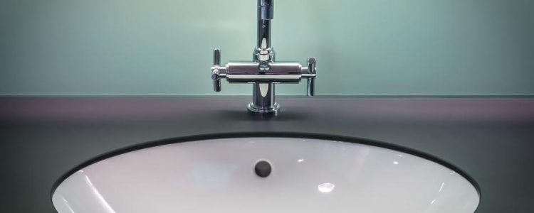 Warmwasserboiler im Badezimmer installieren